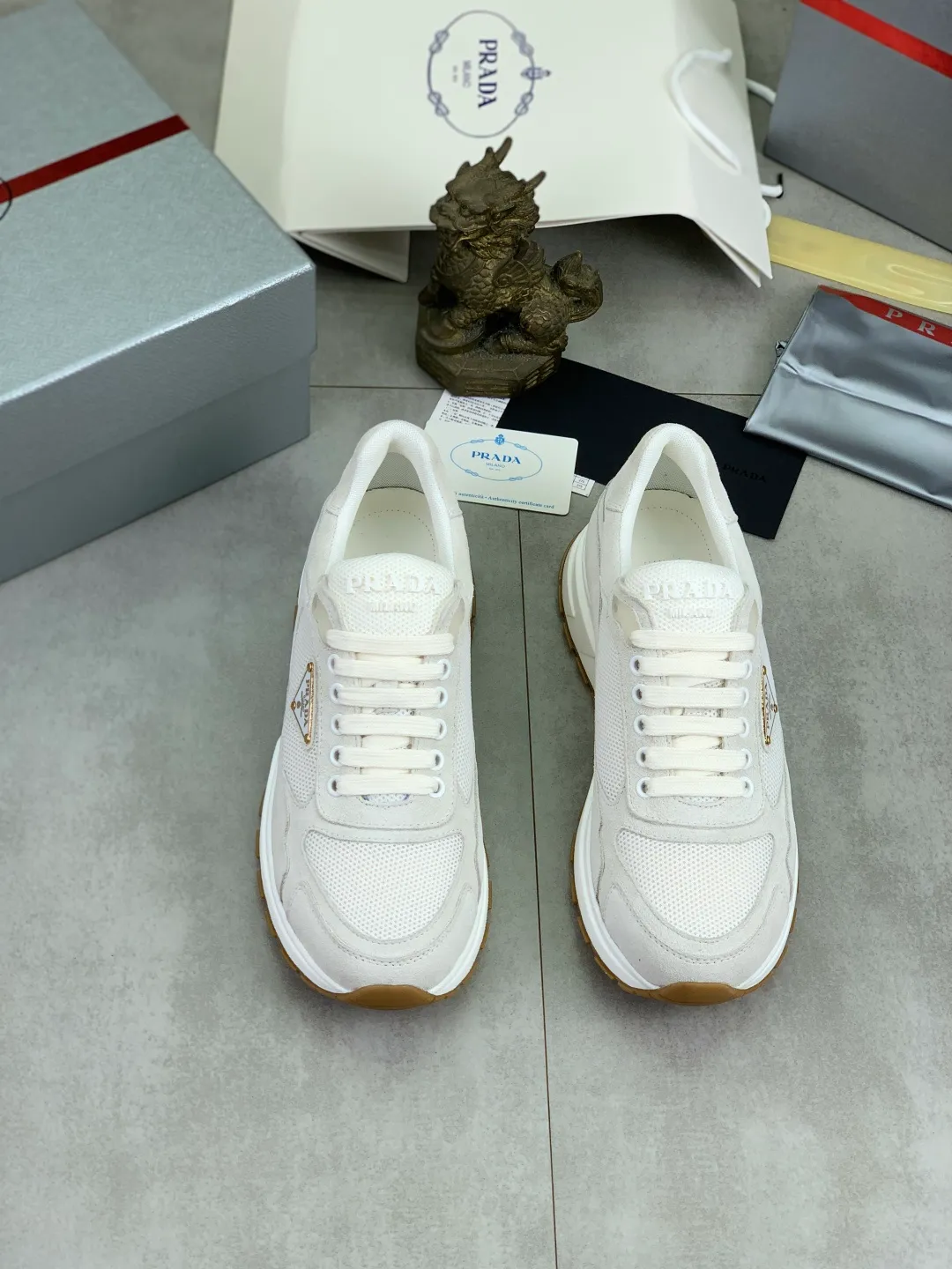 Men's shoes 💰P560💰[New style] popular models are on the official website, 🆘 Trendy brand (Prada) mainly promotes popular models, avant-garde and versatile fashion men's shoes private version mold opening, cowhide surface splicing 1:1.. Fashionable and simple, original imported cowhide lining cowhide feet; the atmosphere and personality are more fashionable, eye-catching and pursuing class. It will subvert the old idea and be a must-have for fashionistas with you! Must keep it for yourself! Tall and comfortable, large and low, high-end quality workmanship. Number of yards: 38-45 4️⃣optional.
